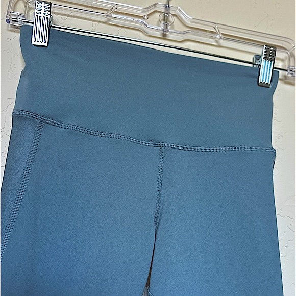 ALO Yoga High Waisted Blue Mesh Leggings Size XS - Picture 5 of 7
